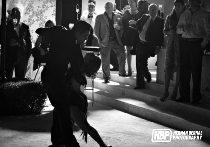 hernan-bernal-photography-fknhard-magazine-tango-event-dance-forbidden-dance-dancing-couple-arms-held-heels-stretch-party-guests-performance-gala
